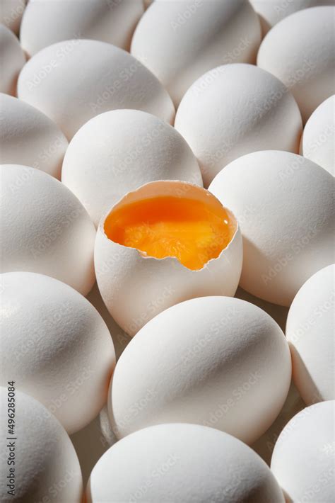 row  white eggs  single broken egg   yolk white eggs