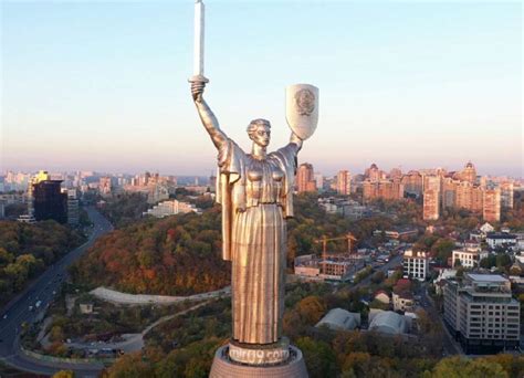 В Минкульте рассказали, когда начнется демонтаж герба СССР с монумента ...
