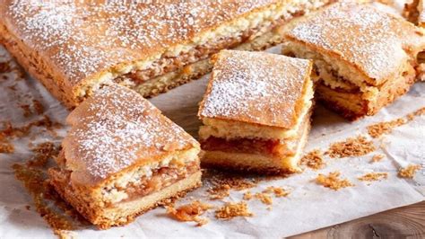 Колач со јаболка и гриз кој мириса на есен: Една состојка му дава ...