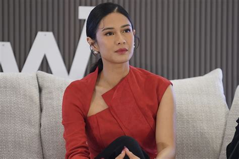 kisah dian sastrowardoyo perjalanan  aktris  mengubah dunia