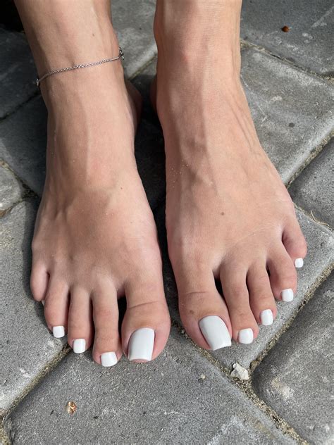 My cute white toes 🥰 : r/Whitetoes