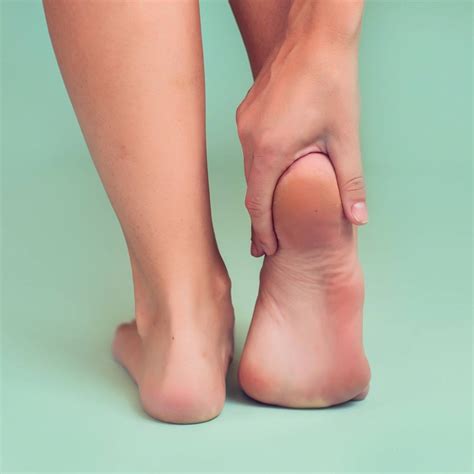 Heel Spurs Symptoms, Cause, and Foot Pain Relieve | WALKHERO