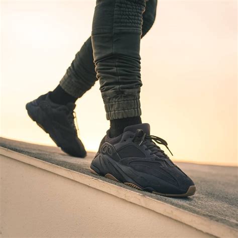 Giày Yeezy 700 chính hãng 2025