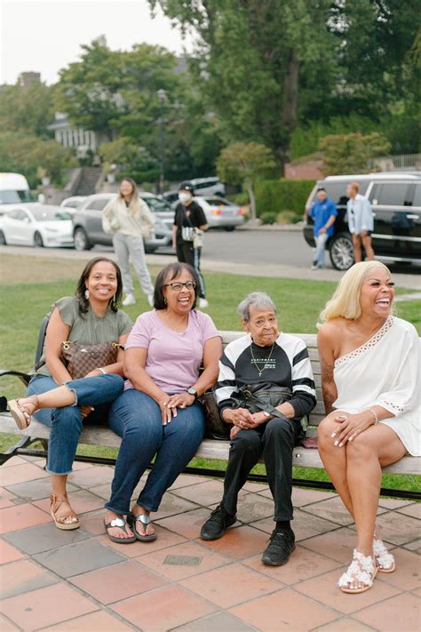 Tyler Lockett engaged to Lauren Jackson at Kerry Park in Seattle