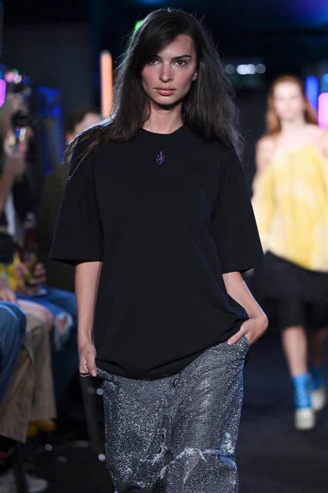 Topless: sur Instagram, Emily Ratajkowski prouve qu’elle est à nouveau