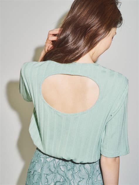いやらしく見えない！大人でも夏に着やすい「背中開きトップス」3つ | CLASSY.[クラッシィ]