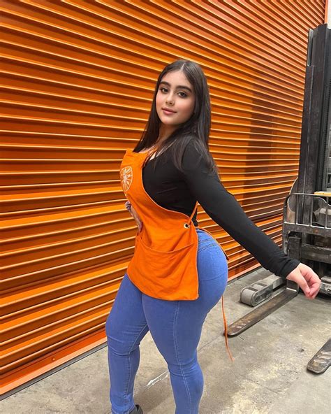 Pin by DrChambritas on Jeans / Pants | Curvy women outfits, Curvy women