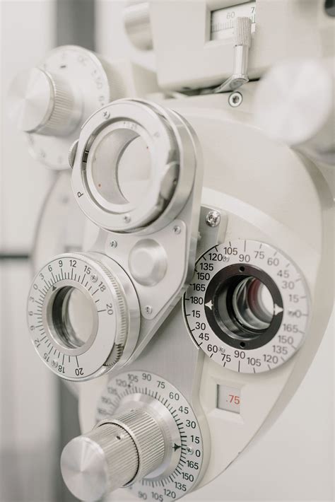 Optician clinical testing machine in hospital · Free Stock Photo
