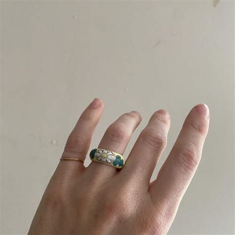 Little vintage daisy ring. Size 4 - Depop