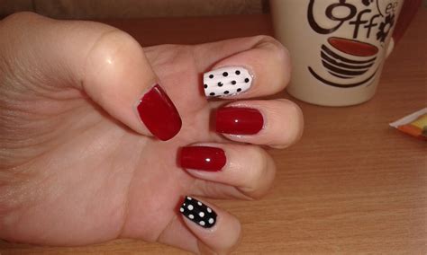 ЛакоМания: Маникюр в черно, бяло и червено | Black, White & Red Manicure