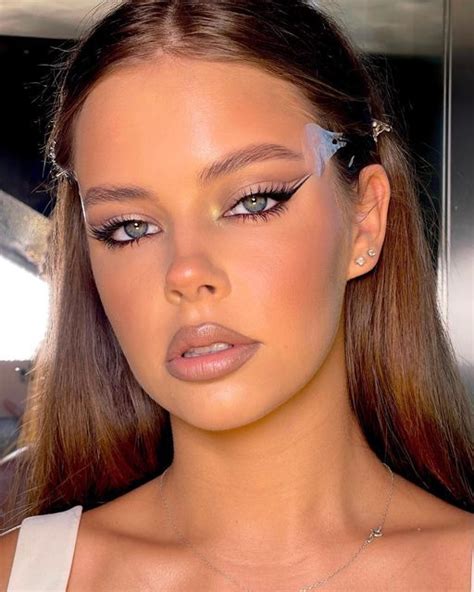 СОДА ОН МАЙ ЛИПС on Instagram: "Makeup @anechka2810" in 2024 | Glamour ...