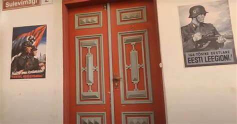 В центре Таллинна были расклеены военные плакаты с нацистской символикой