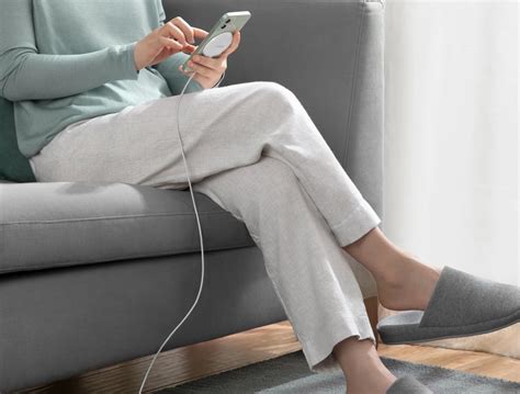 Вещь. Недорогая магнитная зарядка Anker для iPhone с MagSafe (дешевле ...