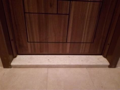 Прагове от двете страни на врата от врачански камък - отвън и отвътре ...