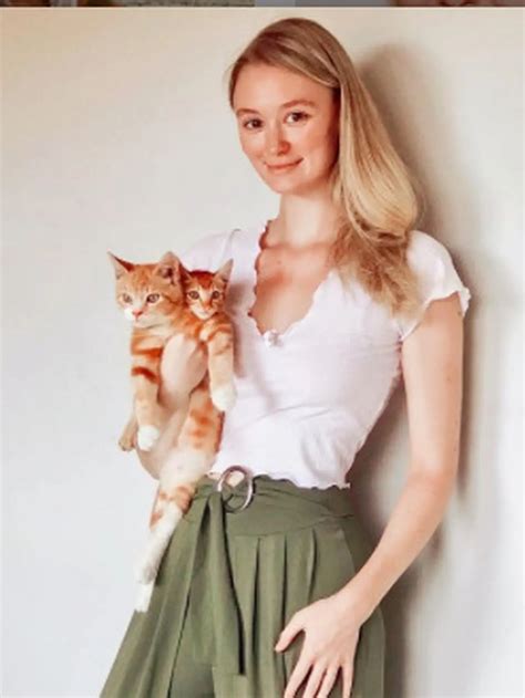 6 Potret Terbaru Polly Alexandria, Bule yang Viral Dinikahi Pemuda