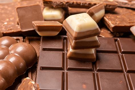 Шоколадные плитки с накоплением. шоколадные конфеты темный и молочный с ...