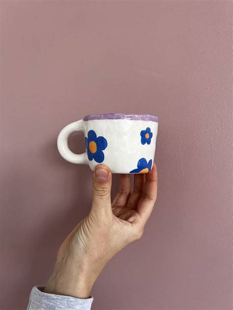 Rankų darbo puodelis - Mėlynos gėlės/purple vidus | ClayPoetry.lt