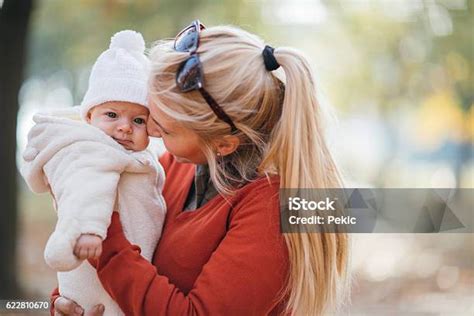 Ibu Menggendong Bayi Yang Baru Lahir Di Taman Foto Stok - Unduh Gambar ...
