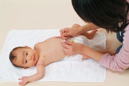 【赤ちゃんのおへそ掃除】赤ちゃんのおへそはなぜ黒い？正しい掃除の方法は？ | Baby-mo（ベビモ）