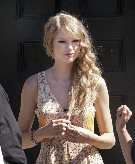 Tay tay with the beautiful young body : r/WorshipTaylorSwift