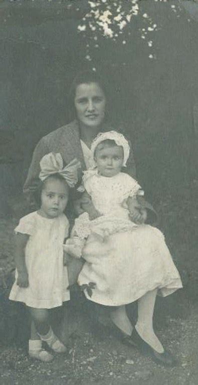 Файл:Нина Фидлер с дочками Кирой и Никой,1925 год.jpg — OurBaku