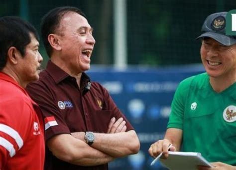 huan luyen vien indonesia doa tu chuc bong da  gioi viet giai tri