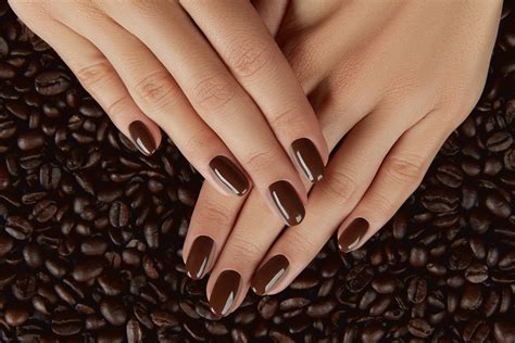 The brown nails ideas 2025: Mocha mousse, light brown & more shades