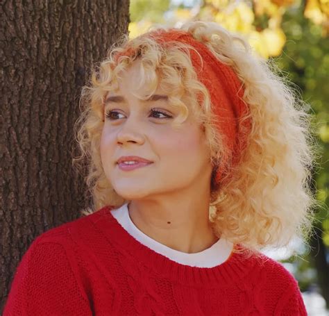 how to wear a headband with curly hair
