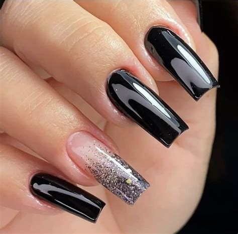 Unha De Fibra Preta Com Glitter - Unha preta decorada com glitter: o clássico dark com o glow do brilho