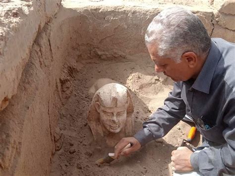 Hallan en Egipto una esfinge sonriente de hace 2000 años