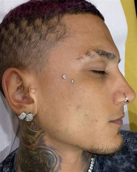 Piercing No Rosto Masculino - Piercing surface rosto masculino | Piercings faciais masculinos ...