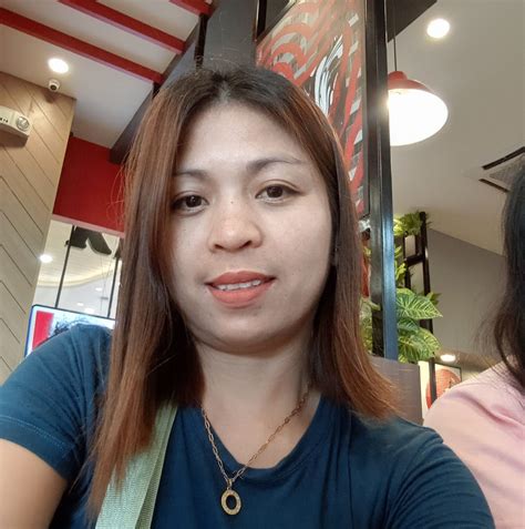 At eto na nga, sinurprise ng flower at kanta si Esnyr ng kanyang unang