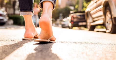 Schrunden Behandlung: Das hilft gegen rissige Fersen