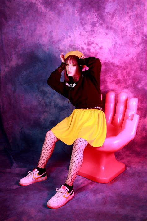 Neon Glow – HAYLEY ELSAESSER