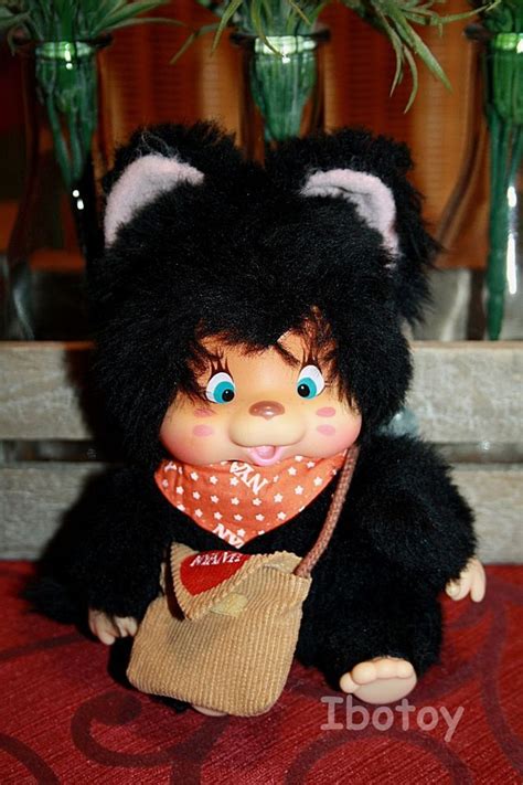 Monchichi / Monchhichi Nyamy in schwarz mit Halstuch und Tasche