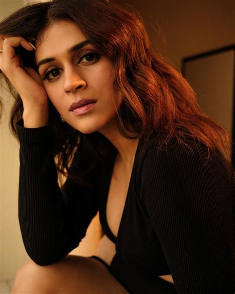 Shraddha Das Hot Cleavage & Thunder Thighs Exposed In Black Glam Outfit