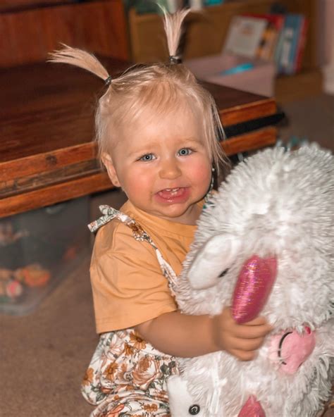 what's the thing people use to keep their hair up 7