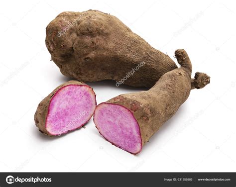 Ñame Púrpura Aislado Sobre Fondo Blanco — Foto de stock #631256886 ...