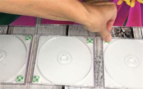 Бабушка оригинальным способом использовала коробки от CD дисков