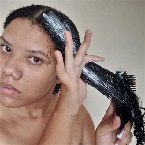 how to use leave-in conditioner for curly hair