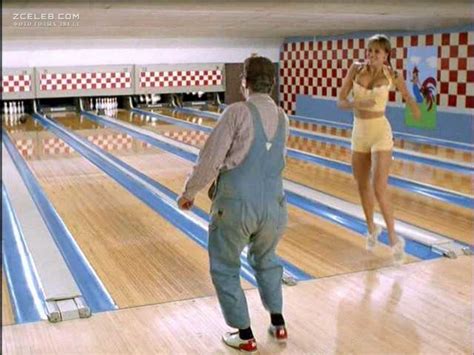Ванесса Энджел засветила соски в фильме «Заводила», 1996 / ZCELEB.COM