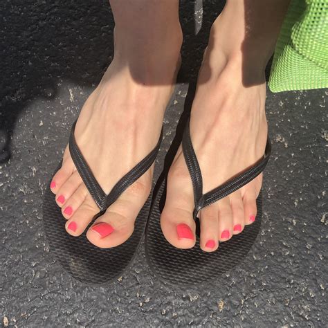 List 101+ Pictures Pictures Of Feet In Flip Flops Superb