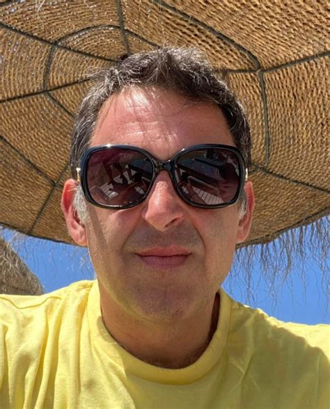 Shocking choice of glasses from The Rocket : r/snooker