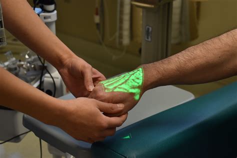 AccuVein "Vein Finder" Illuminates Veins, Aiding IV Insertion