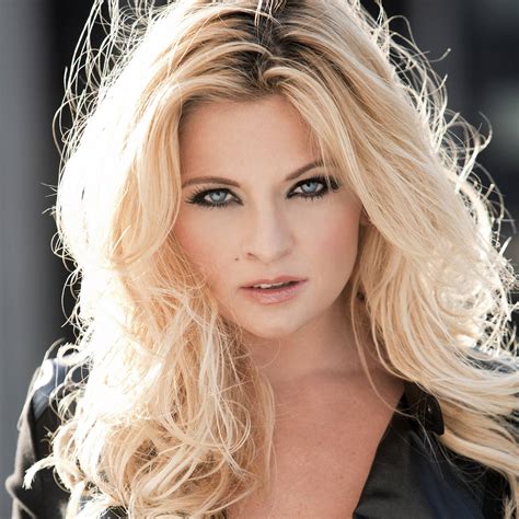 Bobbi Eden boeken? Prijs optreden Bobbi Eden inhuren – BURO2010