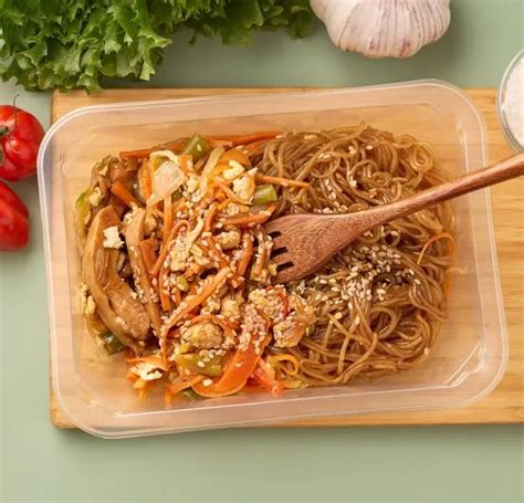 Заказать Жареная стеклянная лапша с курицей с бесплатной доставкой в ...