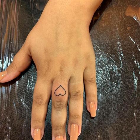 Coração No Dedo Significado - Tatuagem de coração no dedo: 50 inspirações cheias de significado