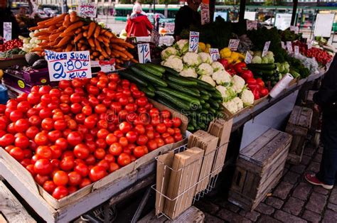 Люди продают овощи в открытом рынке на торусах Hakaniemen Редакционное ...