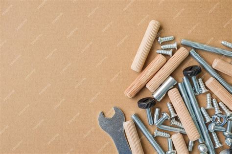 Набор инструментов для сборки мебели с гаечным ключом и болтом на ...