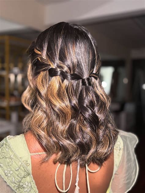 Waterfall braid styles dominate this year's wedding season 19